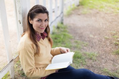 Kitap okuyan bir kadın.
