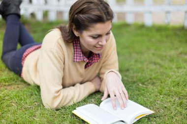 Kitap okuyan bir kadın.