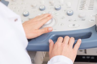 Bir ecography yapıyor doktor