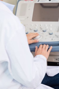 Bir ecography yapıyor doktor