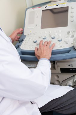 Bir ecography yapıyor doktor