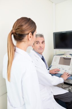 Doktorlar bir ecography yapıyor