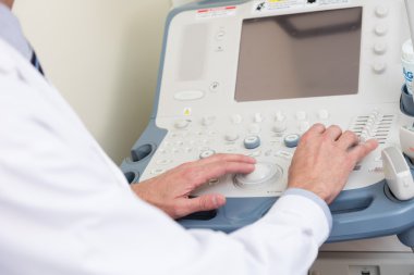 Bir ecography yapıyor doktor