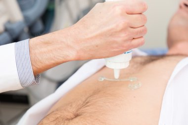 Bir ecography yapıyor doktor