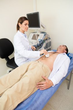 Bir ecography yapıyor doktor