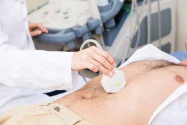 Bir ecography yapıyor doktor