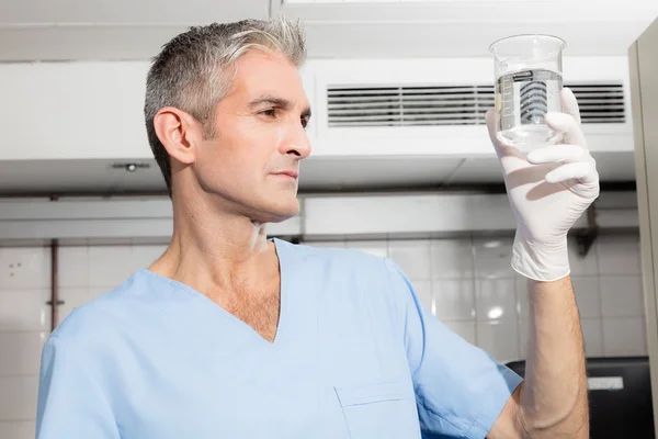 Médico masculino a trabalhar — Fotografia de Stock