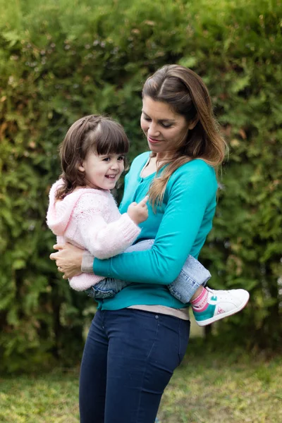 Madre con su hija —  Fotos de Stock