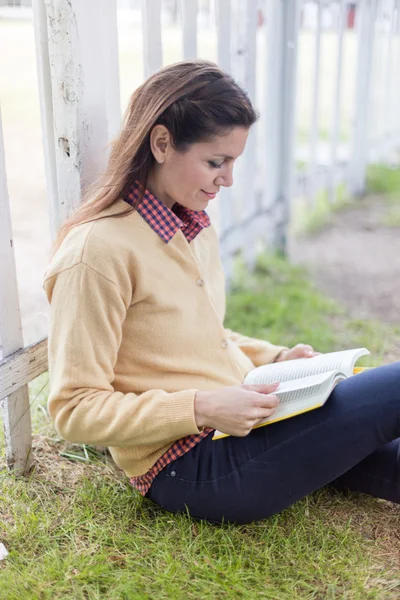Kitap okuyan bir kadın.