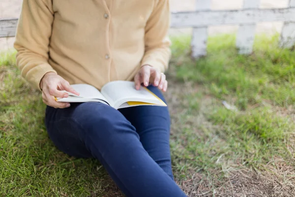 Kvinna läser en bok — Stockfoto