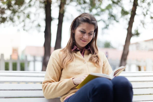 Kitap okuyan bir kadın.