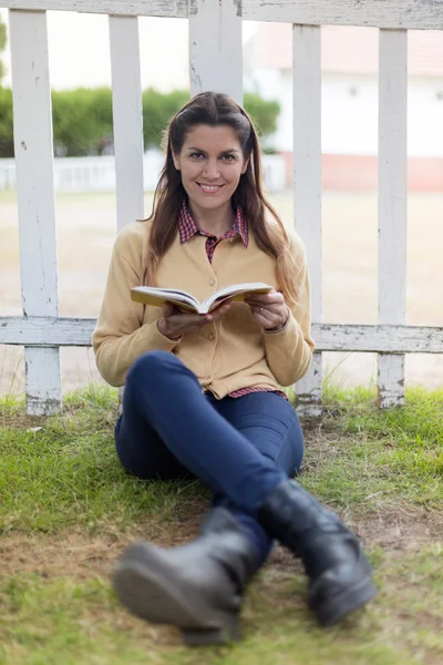 Kitap okuyan bir kadın.