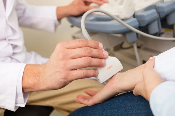 Doctor doing an ecography — Stock Photo, Image