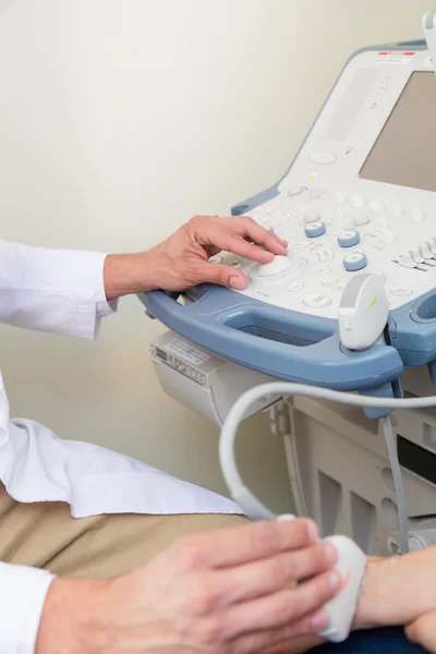 Doctor doing an ecography — Stock Photo, Image