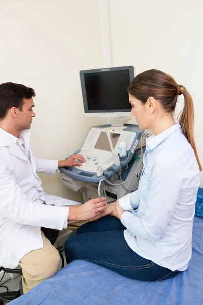 Doctor doing an ecography — Stock Photo, Image