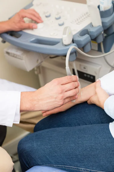 Doctor haciendo una ecografía — Foto de Stock