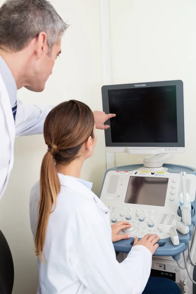 Doctors doing a ecography — Stock Photo, Image