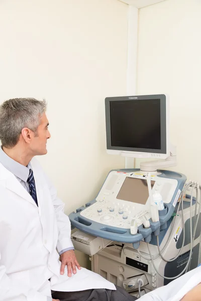 Male doctor working — Stock Photo, Image