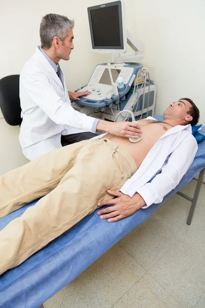 Doctor doing an ecography — Stock Photo, Image