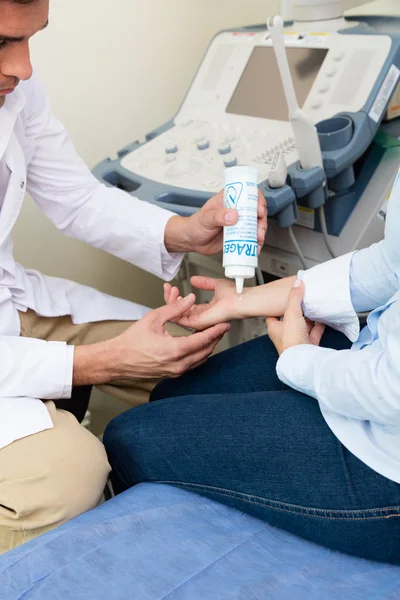 Doctor haciendo una ecografía — Foto de Stock