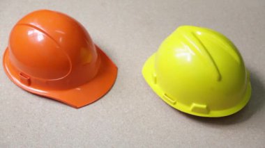 arka plan üzerinde iki kask