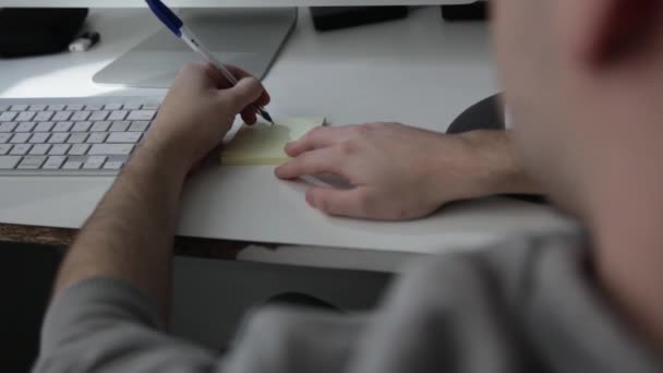 Hombre escribiendo notas — Vídeo de stock