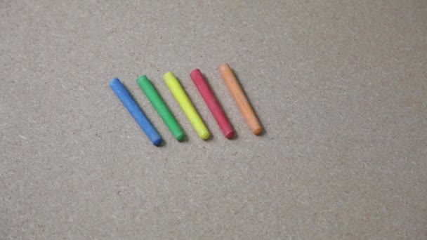 Beş farklı renk boya kalemi — Stok video