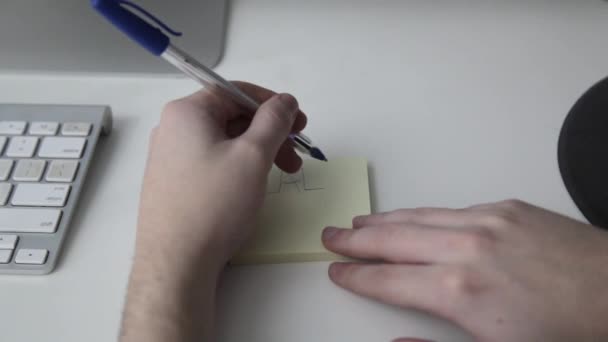 Людина писати нотатки — стокове відео