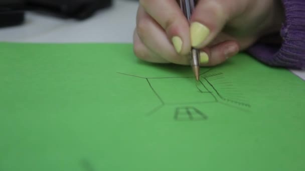 Donna disegno su carta verde — Video Stock