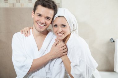 Banyoda mutlu Romantik Çift  