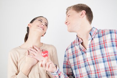 Kırmızı kalp kız arkadaşı veren çocuk  