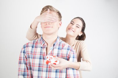 El ile sevgilisinin gözleri kapsayan kadın   