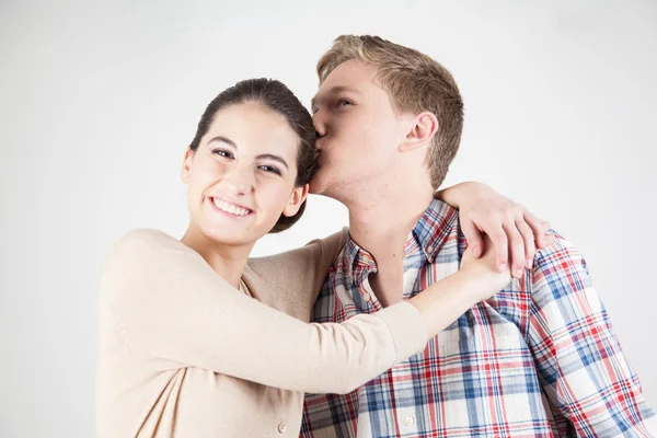 Ragazzo baciare la sua ragazza — Foto Stock