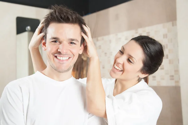 Casal feliz no banheiro — Fotografia de Stock