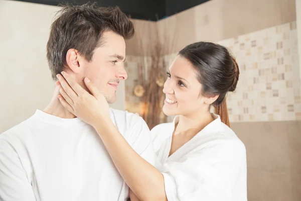 Casal alegre no banheiro — Fotografia de Stock