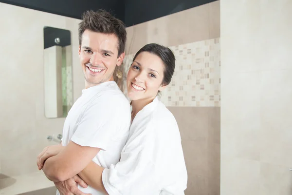 Férfi és nő, átölelve a fürdőszobában — Stock Fotó
