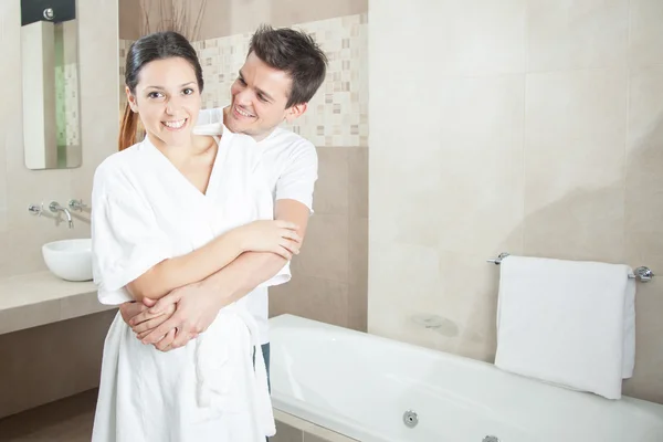 Férfi és nő, átölelve a fürdőszobában — Stock Fotó