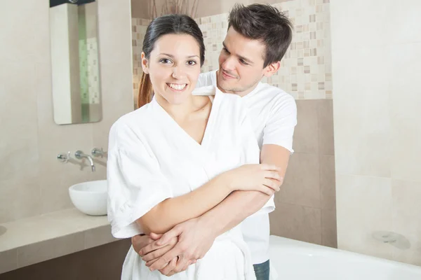 Man and woman hugging in bathroom — Stock Photo, Image