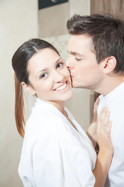 Homem beijando sua mulher no banheiro — Fotografia de Stock