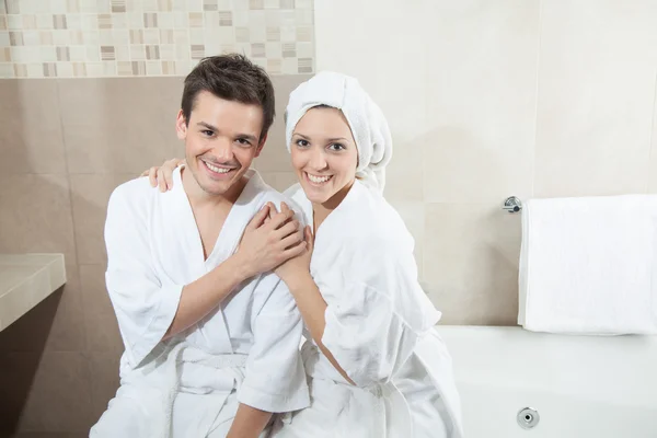 Feliz casal romântico no banheiro — Fotografia de Stock