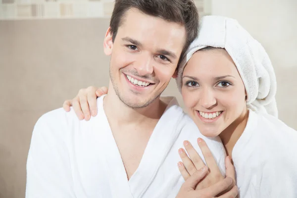 幸福浪漫的情侣在浴室 — 图库照片