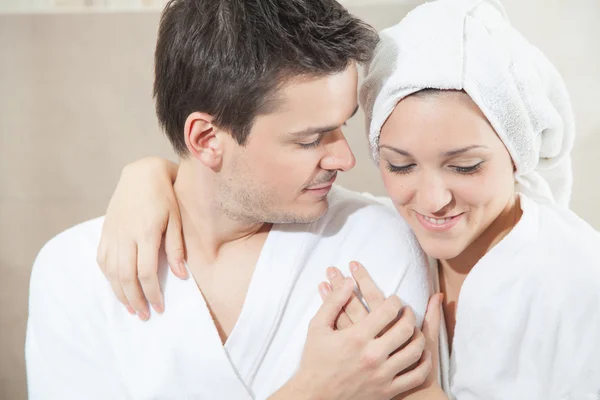 Homme et femme étreignant dans la salle de bain — Photo