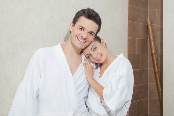 ロマンチックなカップルの浴室でハグ — ストック写真
