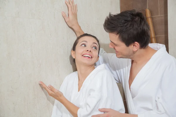 Casal alegre no banheiro — Fotografia de Stock