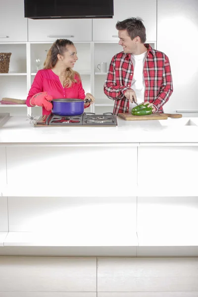 Çift mutfakta birlikte yemek pişiriyor. — Stok fotoğraf