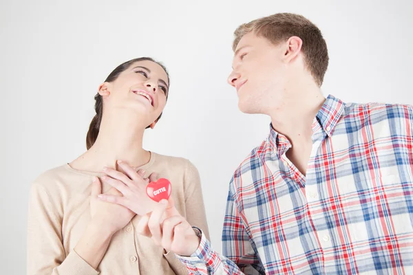 Jongen rood hart geven aan haar vriendin — Stockfoto