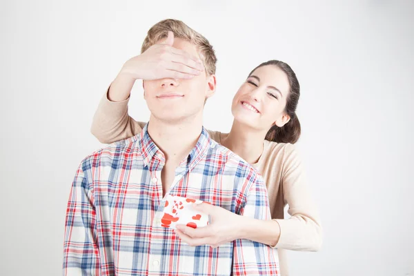 Mujer cubriendo los ojos de su novio a mano —  Fotos de Stock