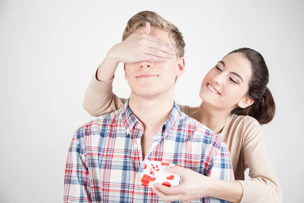 Mujer cubriendo los ojos de su novio a mano —  Fotos de Stock