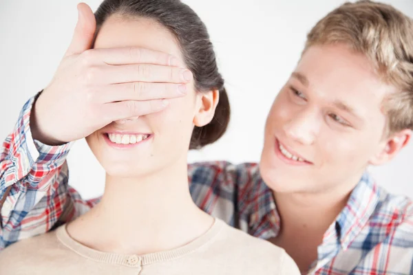 Niño feliz cubriendo los ojos de la chica a mano —  Fotos de Stock