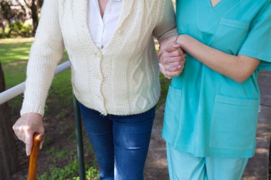 Hemşire yaşlı bir kadın yardım